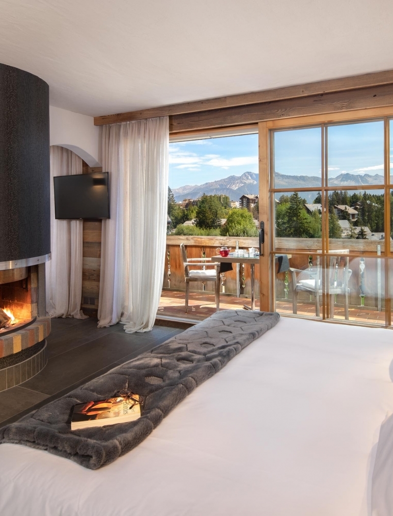 Réveillez-vous face aux sommets des Alpes valaisannes dans une suite baignée de lumière.