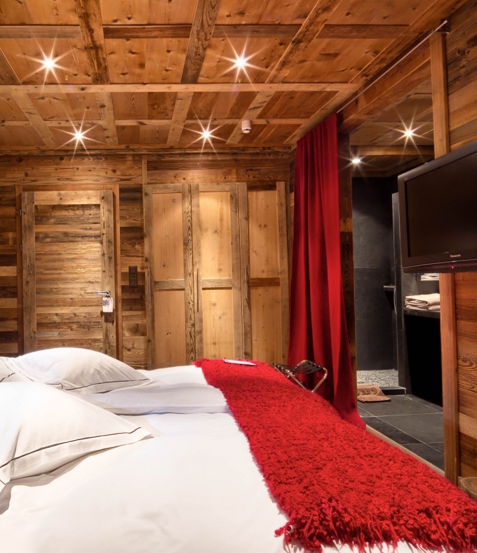 A cozy room inspired by traditional Alpine chalets in the heart of Crans-Montana.
