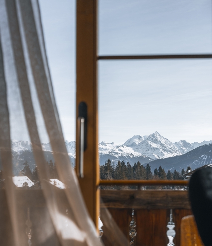 Genie&szlig;en Sie von der Terrasse der Junior Suite aus einen atemberaubenden Ausblick auf die Gipfel der Walliser Alpen.
