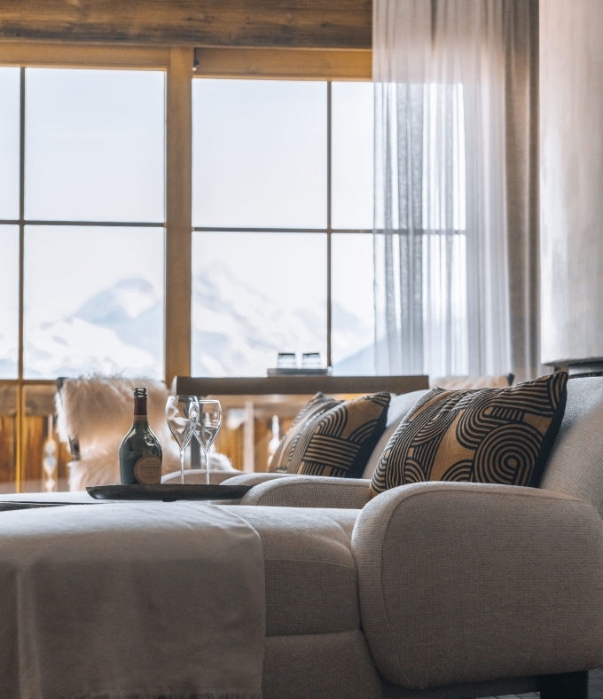 Die Open Suite bietet einen spektakulären Blick auf die Walliser Alpen in einer eleganten und hellen Atmosphäre.