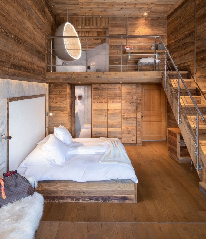 Die Loft-Suite verbindet die Eleganz einer alpinen Maisonette-Wohnung mit dem Komfort eines 5-Sterne-Hotels und bietet einen Blick auf die Schweizer Alpen.
