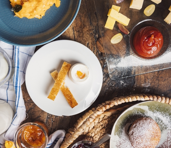 Viennoiseries, pains artisanaux et produits sélectionnés composent le petit-déjeuner gourmand du Pas de l'Ours.