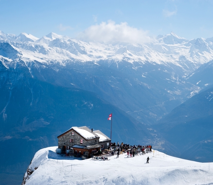 Bieten Sie Ihren Gästen ein einzigartiges Erlebnis, indem Sie Ihre Veranstaltung auf den Gipfeln von Crans-Montana organisieren.