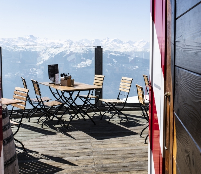 Perchée en altitude, la Cabane des Violettes offre une expérience authentique entre gastronomie de montagne et panoramas exceptionnels.