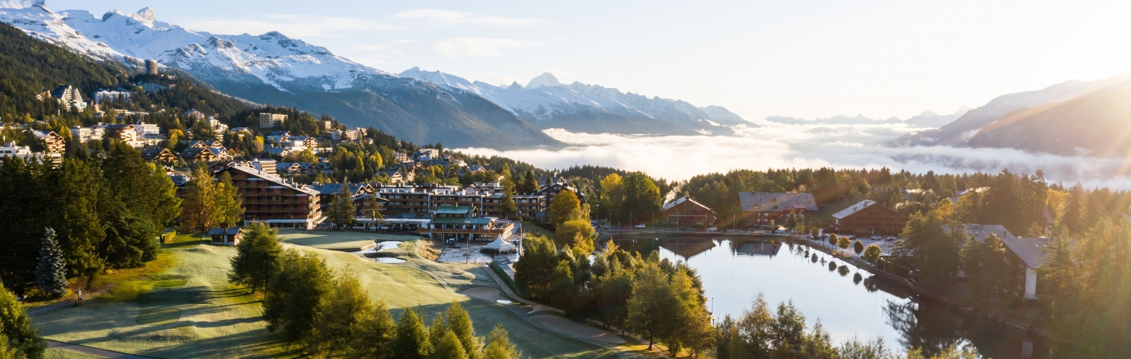 Der Golf Club Crans-Montana bietet eine spektakul&auml;re Kulisse zwischen Alpengipfeln, au&szlig;ergew&ouml;hnlichen Fairways und einzigartigen Ausblicken auf das Wallis.