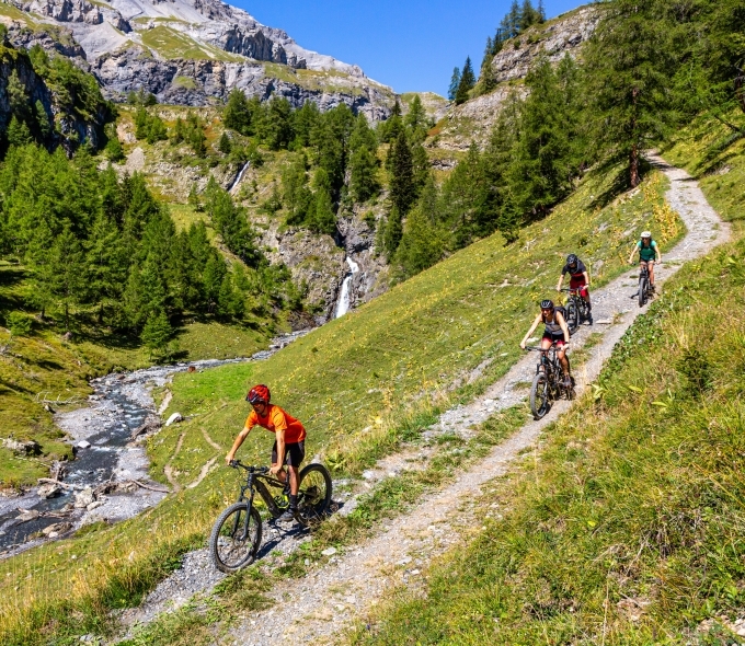 Erleben Sie einen Familienurlaub im Herzen der Schweizer Alpen, gepr&auml;gt von Natur, Abenteuer und gemeinsamen Momenten.