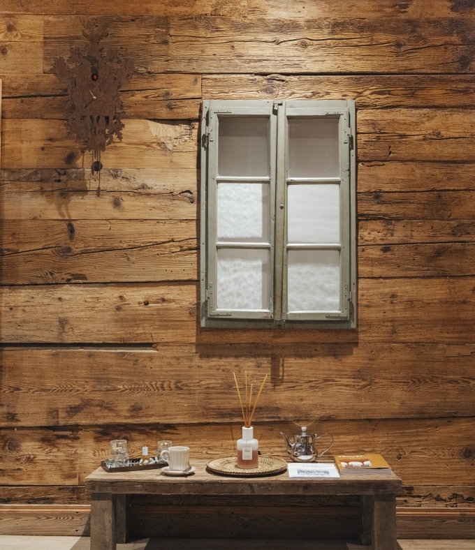 L'Atelier L'Alpage by Hormeta propose des soins personnalisés dans une atmosphère inspirée des chalets alpins du Valais.