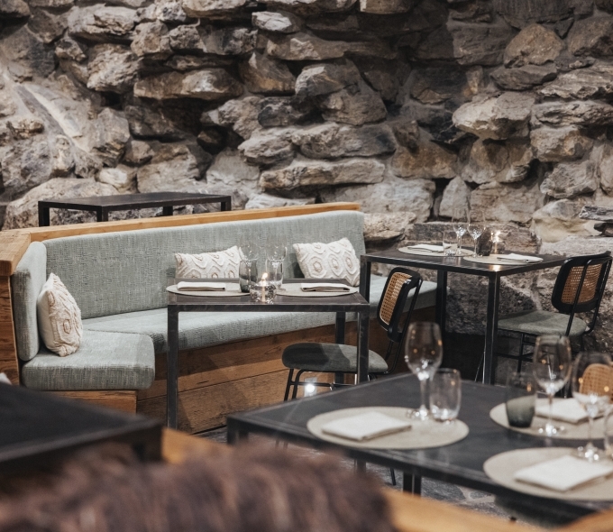 Le Bistrot des Ours propose une cuisine généreuse inspirée du terroir valaisan dans un cadre authentique au cœur de Crans-Montana.