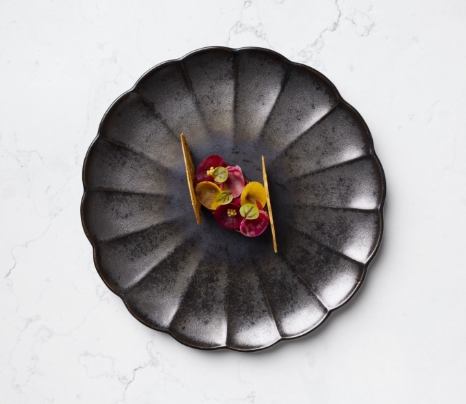 Les assiettes du restaurant L'Ours mettent à l'honneur les produits de saison à travers une cuisine raffinée et créative.