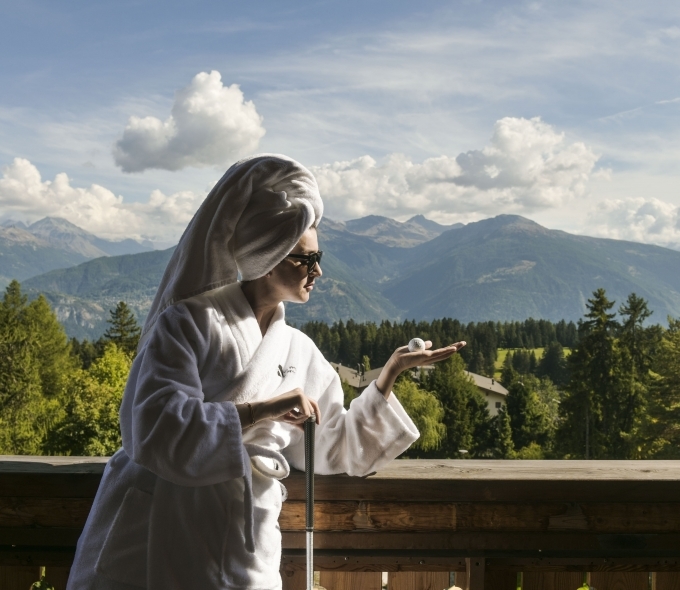 Kombinieren Sie au&szlig;ergew&ouml;hnliche Golfpl&auml;tze, Gastronomie und 5-Sterne-Unterk&uuml;nfte bei einem einzigartigen Golfurlaub in Crans-Montana.