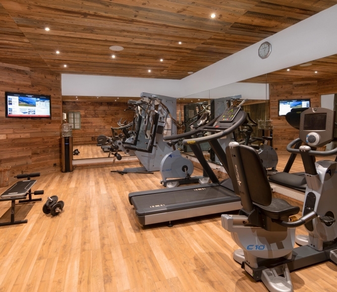 Un espace fitness moderne pour maintenir votre équilibre et votre énergie au cœur des Alpes suisses.
