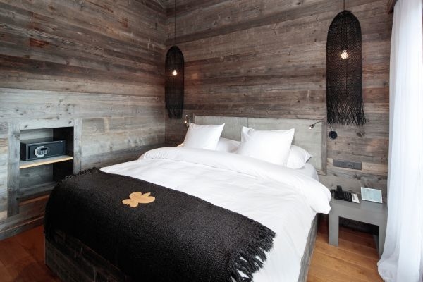 Chambre de la Suite Le Sommet avec chemin&eacute;e et vue sur les Alpes suisses &agrave; Crans-Montana