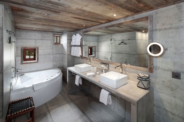 Salle de bain avec jacuzzi de la Suite Le Sommet &agrave; l'Hostellerie du Pas de l'Ours